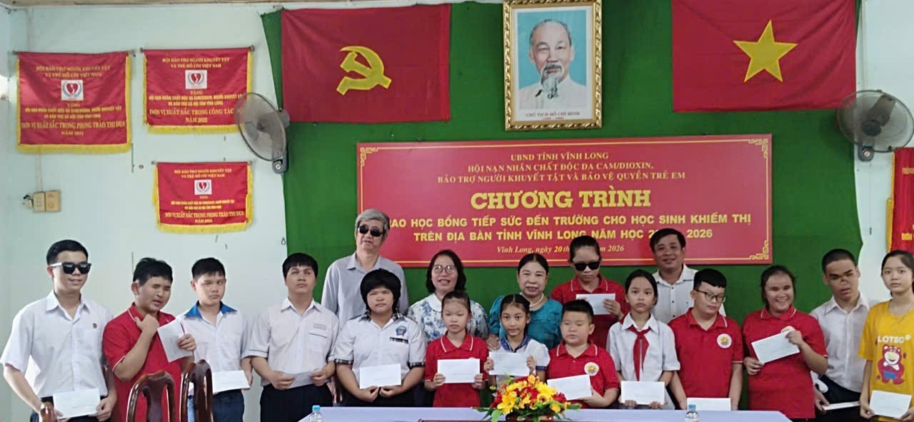 Vĩnh Long trao học bổng “Tiếp sức đến trường” cho học sinh khiếm thị